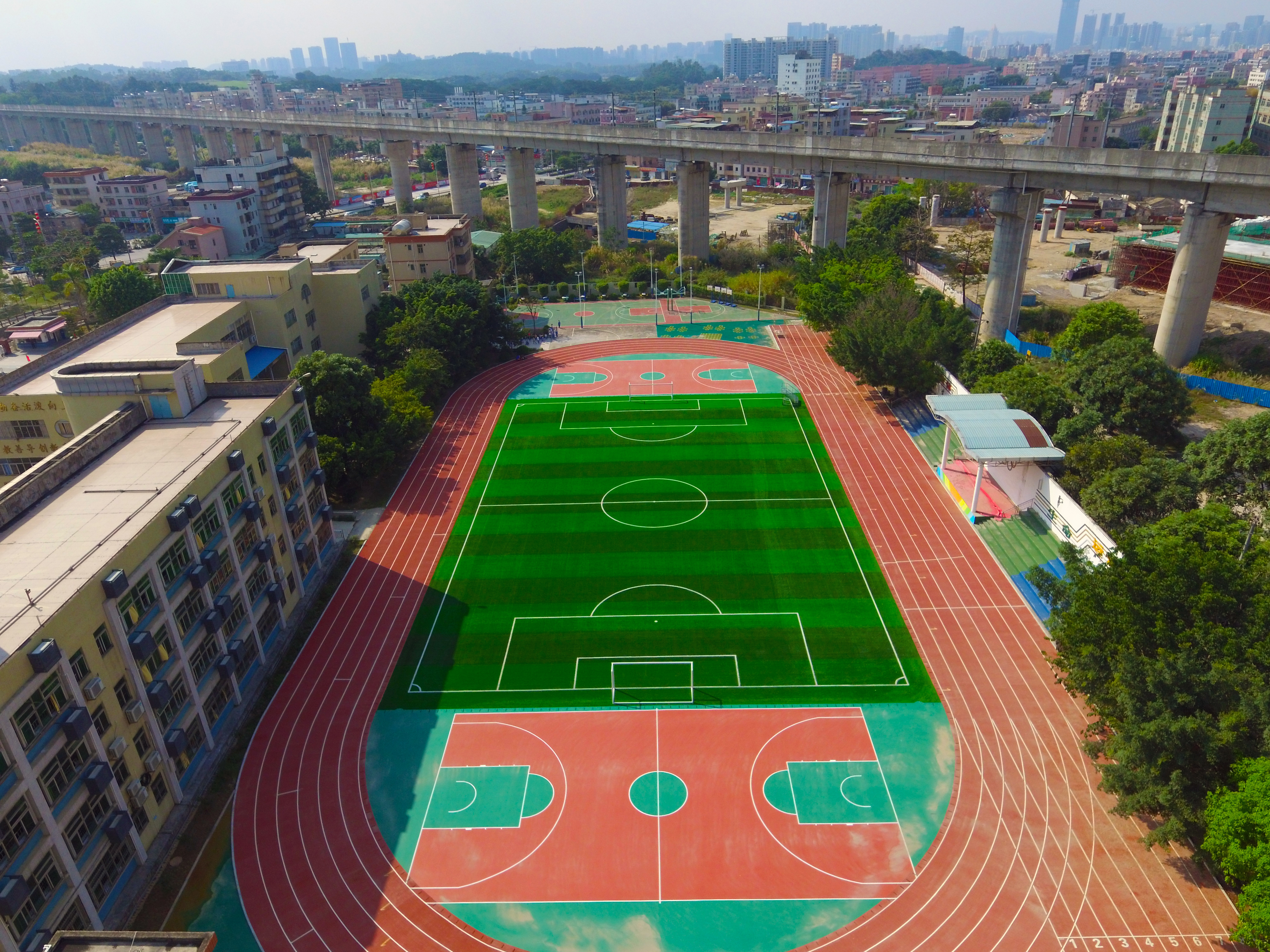 南約小學紅色跑道完工圖2.jpg